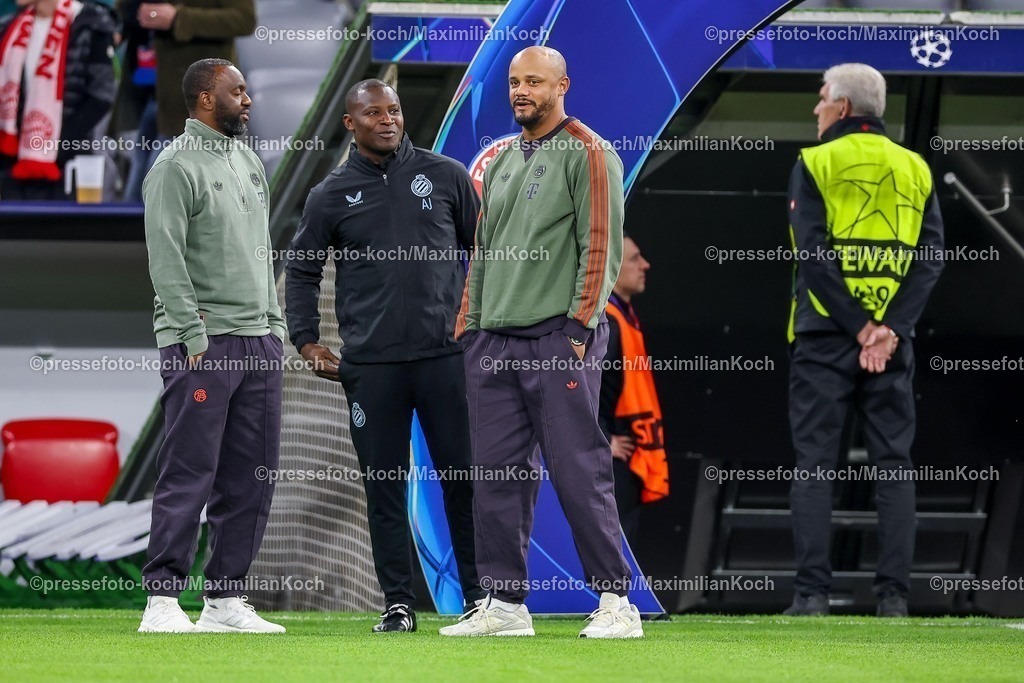 UCL22102501003 | 22.10.2025, Fußball, UEFA Champions League, FC Bayern München - Club Brügge, Allianz Arena, Saison 2025 2026: Dayot Upamecano (FC Bayern Muenchen #02) neben Cheftrainer Vincent Kompany (FC Bayern Muenchen #hc)  bei der Platzbegehung vor dem SpielRegulations prohibit any use of photographs as image sequences and or quasi-video.