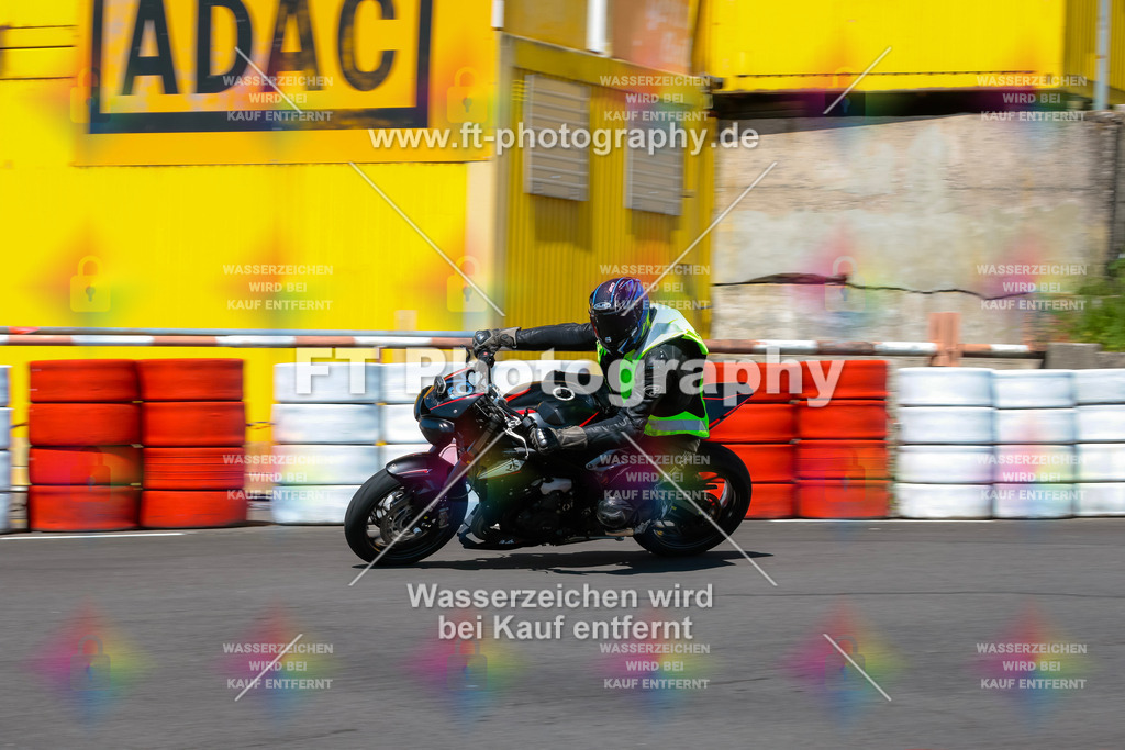 Moto-TeamOBK-21989 | Hier findet Ihr Bilder von Touristenfahrten auf der Nürburgring Nordschleife oder von anderen Veranstaltungen die ich besucht habe. Viel Spass beim Durch Schauen 