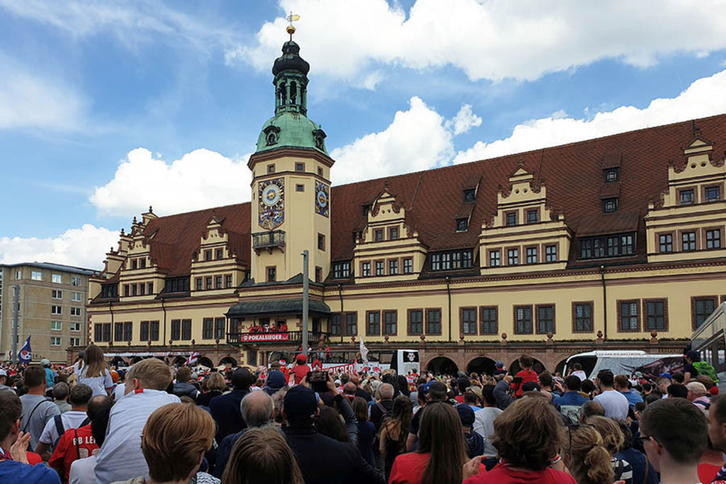 RB Leipzig - Feier des DFB-Pokalsiegs mit einem Fanfest auf dem Markt (2022) | Entdecke über 20 Kategorien Leipzig-Motive: Foto-Downloads, hochwertige Poster, Leinwand- & Fine-Art-Prints. Jetzt Lieblingsfoto im Bildlexikon Leipzig Shop bestellen!