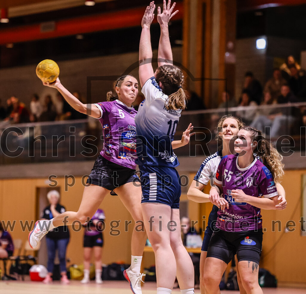 2024-11-24_094_SpVgg_Altenerding_gegen_HC_Donau-Paar_II | Erding, Deutschland, 24.11.2024:Handball, Bezirksoberliga Frauen Altbayern 2024 / 2024, 6. Spieltag, SpVgg Altenerding gegen HC Donau/Paar II, Endergebnis: 24:24Lena Prem (SpVgg Altenerding, #5), Sandra Geßner (HC Donau/Paar, #19), Marina Wavrouschek (HC Donau/Paar, #11), Nikayla Alston (SpVgg Altenerding, #11)Foto: Christian Riedel / fotografie-riedel.net