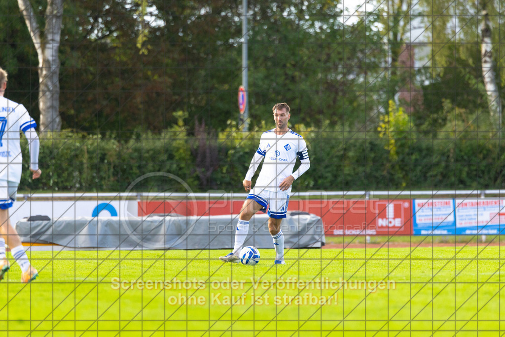 20261010_155307_0054_(c)_by_PhotoPeet | #,1.FC Eislingen (weiß) vs. TSV Bernhausen (lila), Fussball, Landesliga 2 - wfv, 11. Spieltag, Saison 2026/2027, Rasenplatz, Eichbachstation, Haldenstraße, 73054 Eislingen, 10.10.2026 - 15:30 Uhr,Foto: PhotoPeet / Sport- &amp; Eventfotografie / Peter Harich