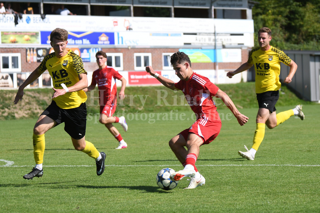 HR3_4971 | Lukas Semmler (TSV Seebach) auf dem Weg zum1:0 den. - Realisiert mit Pictrs.com