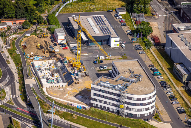 Witten230701209 | Luftbild, Baustelle Kreisel an der Pferdebachstraße mit neuer Radwegbrücke Rheinischer Esel, Ärztehaus, Sonnenschein, Witten, Ruhrgebiet, Nordrhein-Westfalen, Deutschland