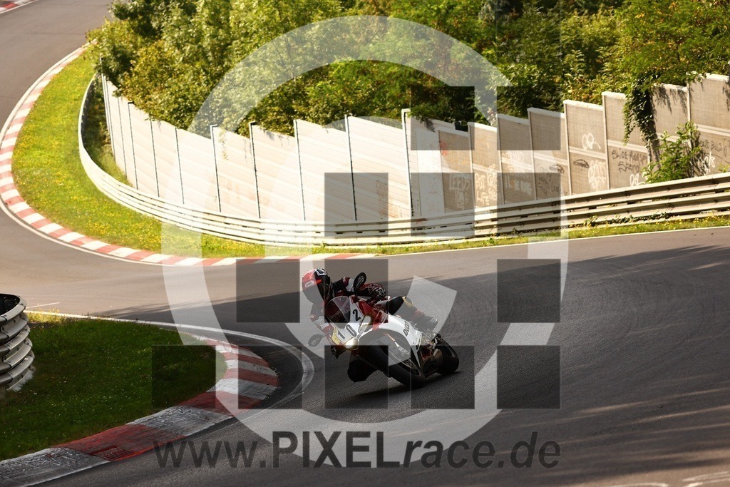 0102-20250814_03746 | Schöne Erinnerungen an spannende Momente - das festzuhalten ist unser Job. PIXELrace.de ist seit 2003 auf den Rennstrecken Europas unterwegs um die Action draußen beim Fahren und die wunderbare Stimmung imm Fahrerlager für euch einzufangen.