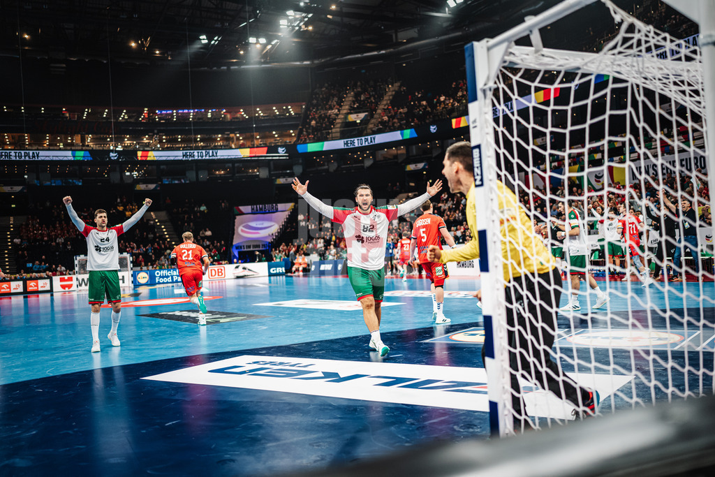 Handball | Herren | EHF EURO 2024 | European Championshop Men 2024 Final Tournament | Norwegen vs. Portugal | 17.01.2023 | v.l. Alexandre Cavalcanti (#24, Portugal, POR) und Luisa Frade (#82, Portugal, POR) feiern ihren Towart Gustavo Capdeville (#41, Portugal, POR)