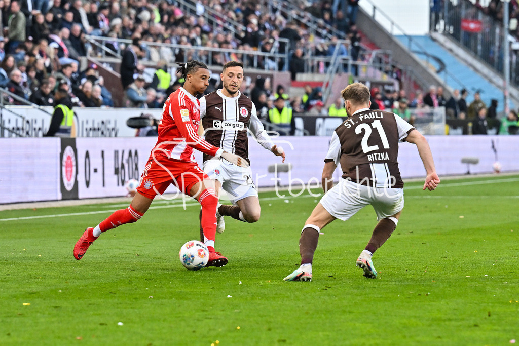 FC St. Pauli - FC Bayern München | ST. PAULI, DEUTSCHLAND - 11. APRIL: v. l. Michael OLISE (FC Bayern Munich 17), Mathias PEREIRA LAGE (FC St. Pauli 28), Lars RITZKA (FC St. Pauli 21) während dem Bundesligamatch zwischen dem FC St. Pauli und dem FC Bayern München am 29. Spieltag im Millerntor Stadion / DFL REGULATIONS PROHIBIT ANY USE OF PHOTOGRAPHS AS IMAGE SEQUENCES AND/OR QUASI-VIDEO