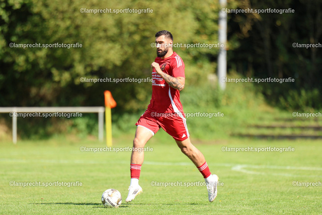 Fußball I Herren I Saison 2025-2026 I Verbandsliga Süd I 7. Spieltag I SV Schackendorf - SV Azadi Lübeck I 06.09.2025.033 | v.l. Marco Pajonk (9, SV Azadi Lübeck), Jannik Meyer (4, SV Schackendorf) - Realisiert mit Pictrs.com