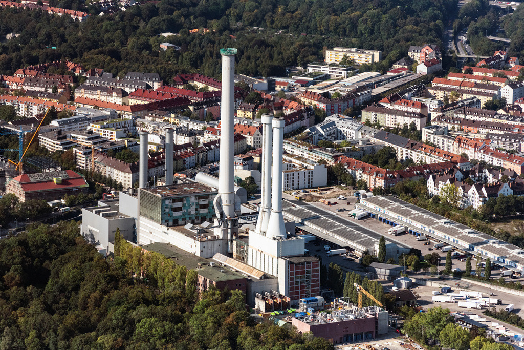 dr__0054649.jpg | MüNCHEN 15.09.2020 Kraftwerksanlagen des Heizkraftwerkes Süd an der Schäftlarnstraße in München Sendling im Bundesland Bayern. // Power plants of the Suedheizkraftwerk at Schaeftlarnstrasse in Munich Sendling in the state of Bavaria. Foto: Daniel Reiter