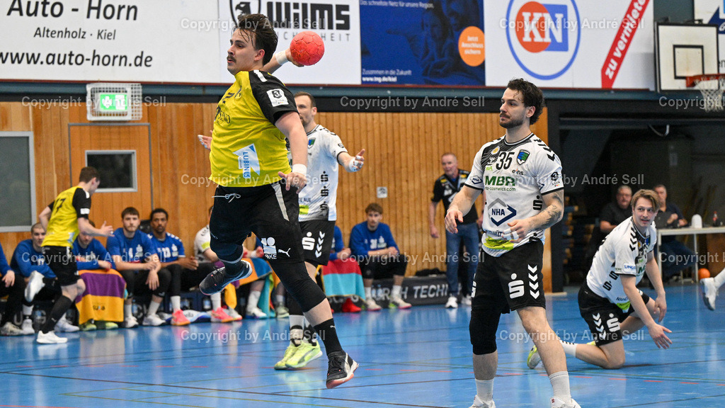 TSV Altenholz vs EHV Aue | Lukas Hase (TSVA #22) vs Sebastian Paraschiv (Aue #35) / Handball 3. Liga Nord-Ost Männer 2025/2026 / TSV Altenholz vs EHV Aue / Edgar-Meschkat-Halle / Altenholz / 18.04.26 - Realisiert mit Pictrs.com