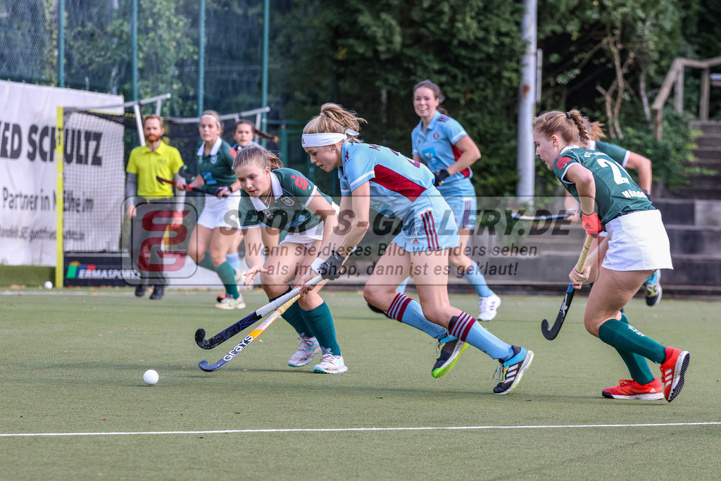 MJ_2022-10-08_Damen_HTCU-UHC-44 | Yara Mandel (UHC Hamburg #21) &amp; Anne Mertens (Uhlenhorst Mülheim #8), Uhlenhorst Mülheim - UHC Hamburg am 8.10.2022 im Waldstadion, Mülheim a. d. Ruhr