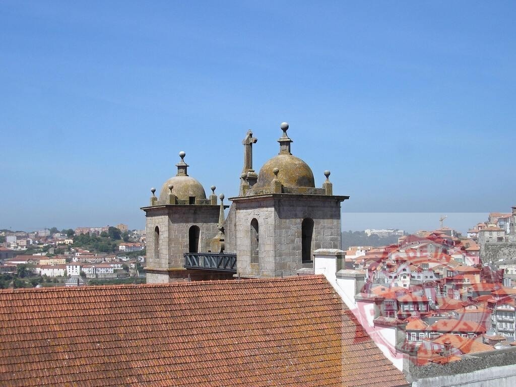 Porto Cathedral towers rising above an urban cityscape | Porto Cathedral showcasing its towers and domes over red tile roofs of the city's old town - Realisiert mit Pictrs.com