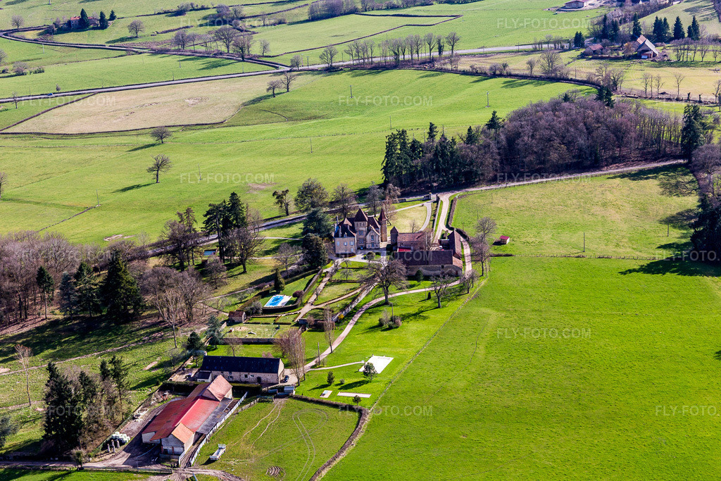 Aerial view: View of the town in Sully in the state Saone et Loire, France.Photo: IMG_105454.jpg taken on 04/01/2018 by Werner Riehm/FLY-FOTO.comResolution of the original: 5472 x 3648 px