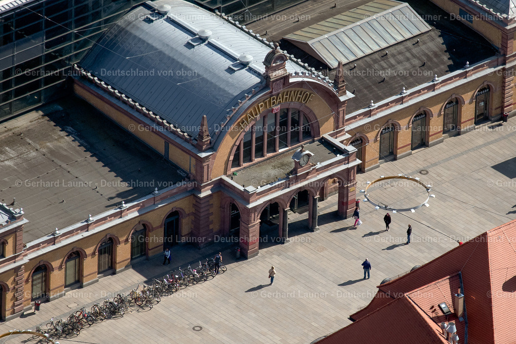 4025719 | ERFURT 06.05.2020 Gleisverlauf und Gebäude des Hauptbahnhofes der Deutschen Bahn in Erfurt im Bundesland Thüringen, Deutschland. Weiterführende Informationen bei: DB Netz AG,  DB Station&amp;Service AG,  Donges SteelTec GmbH,  HENSEL INGENIEUR GMBH,  Ingenieurbüro Plaschnick. // Track progress and building of the main station of the railway in Erfurt in the state Thuringia, Germany. Further information at: DB Netz AG,  DB Station&amp;Service AG,  Donges SteelTec GmbH,  HENSEL INGENIEUR GMBH,  Ingenieurbuero Plaschnick. Foto: Gerhard Launer
