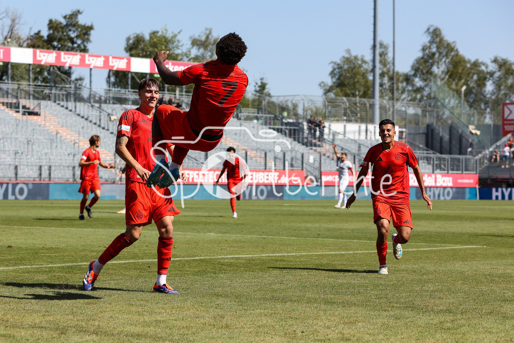 FC Würzburger Kickers - FC Bayern Amateure | Jubel nach dem Treffer zum 0-1 durch Nestory IRANKUNDA (FC Bayern München II #7) / Tor / Freude / Happy / Torschuetze / Flick Flack / Salto / Regionalliga Bayern: FC Würzburger Kickers - FC Bayern München II, AKON Arena am 24.08.2024