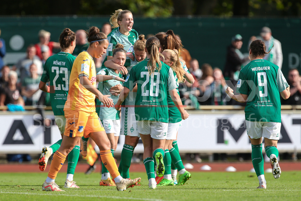 Fussball, Google Pixel Frauen-Bundesliga, SV Werder Bremen - TSG 1899 Hoffenheim | v.li.: Spielerinnen des SV Werder Bremen mit Torjubel, Jubel, jubeln, jubelt, optimistisch, Spielszene, Highlight, Freude über das Tor zum 1:1, DIE DFB-RICHTLINIEN UNTERSAGEN JEGLICHE NUTZUNG VON FOTOS ALS SEQUENZBILDER UND/ODER VIDEOÄHNLICHE FOTOSTRECKEN. DFB REGULATIONS PROHIBIT ANY USE OF PHOTOGRAPHS AS IMAGE SEQUENCES AND/OR QUASI-VIDEO.