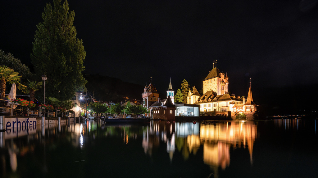 Oberkante Unterlippe | Schloss Oberhofen im Hochwasser 2021. 
Im Juli trat der Thunersee über die Ufer, zum dritten Mal erheblich seit 1999. 
Was vielen Anwohner:innen Probleme und Sorgen bereitete, war für mich als Photograph attraktiv, vor allem nachts. Das Bild strahlt eine gespannte Ruhe aus (steigt der Pegel weiter oder sinkt er?), die auf mich sehr ästhetisch wirkt.
-----------------------------------------------------------------
Oberhofen Castle in flood in 2021.
In July, Lake Thun burst its banks, for the third time significantly since 1999.
What caused problems and worries for many residents was attractive to me as a photographer, especially at night. The picture exudes a tense calm (does the level continue to rise or does it fall?), Which has a very aesthetic effect on me.
-----------------------------------------------------------------
Dieser Druck ist in einer limitierten Auflage von 5 Exemplaren erhältlich. 
This print is available in a limited edition of 5 copies. 
http://art.hess.photography/123-hochwasser-2021.html - Realisiert mit Pictrs.com
