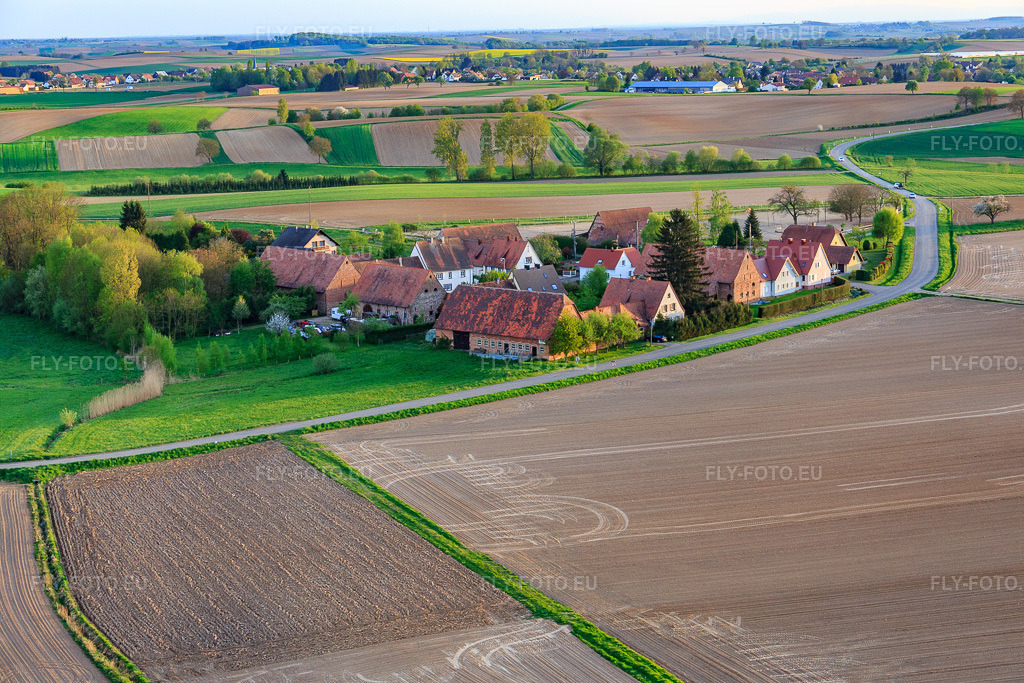 Vue aérienne: Frohnackerhof à Seebach dans le département Bas Rhin, France.Photo: IMG_078030.jpg prise le 24/04/2015 par Werner Riehm/FLY-FOTO.euRésolution de l'original: 5472 x 3648 px