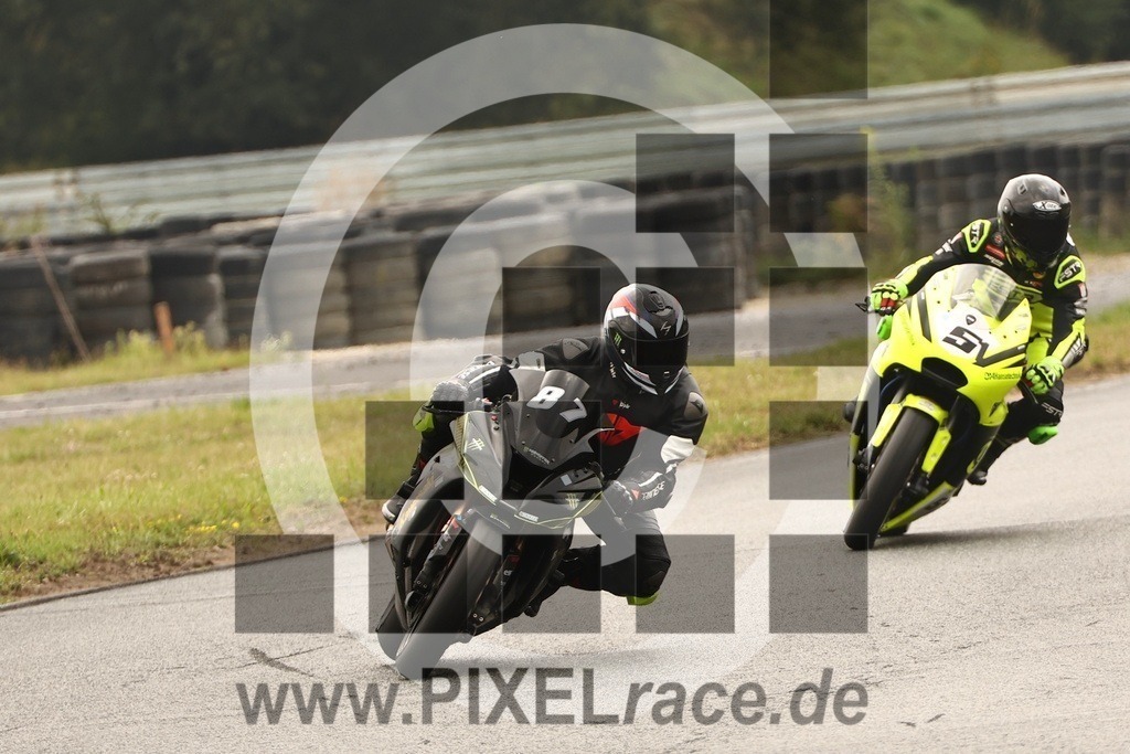 0087-20250908_11298 | Schöne Erinnerungen an spannende Momente - das festzuhalten ist unser Job. PIXELrace.de ist seit 2003 auf den Rennstrecken Europas unterwegs um die Action draußen beim Fahren und die wunderbare Stimmung imm Fahrerlager für euch einzufangen.