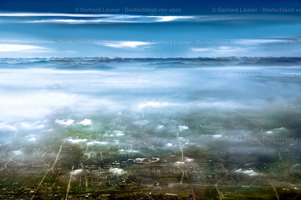 9300220 | Blick über das vom Dunst bedeckten München vom Olympiapark bis zu den Alpen