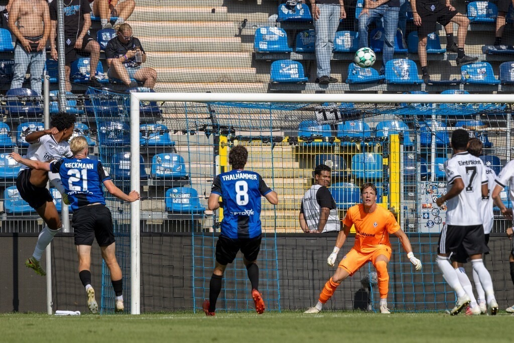 Waldhof Mannheim gegen Eintracht Frankfurt (Testspiel im Carl-Benz-Stadion Mannheim) | Waldhof Mannheim gegen Eintracht Frankfurt (Testspiel im Carl-Benz-Stadion Mannheim)***Gute Torchance für Frankfurt - Realisiert mit Pictrs.com