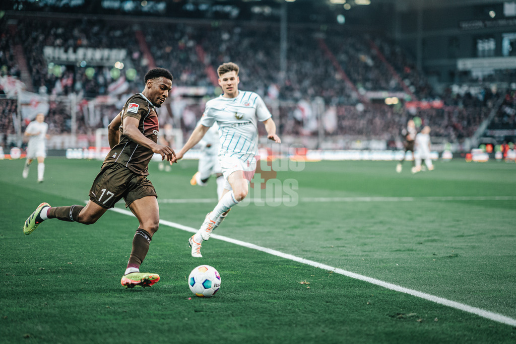 Fußball | Männer | Saison 2023/2024 | 2. Fußball-Bundesliga | 31. Spieltag | FC St. Pauli vs. FC Hansa Rostock | 26.04.2024 | Oladapo Afolayan (#17, FC St. Pauli) bereit zur Hereingabe des Balles