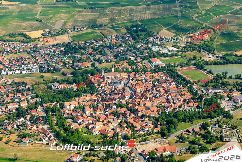 Das Luftbild zeigt :  Iphofen - Die Luftaufnahme wurde 2023 vom UL-Flugzeug aus erstellt ( keine Drohne ) - Hochauflösende Luftaufnahme - Für grossformatige Ausdrucke geeignet. Die Geschenkidee !Mit Lizenz und Bildrechte bestellbar