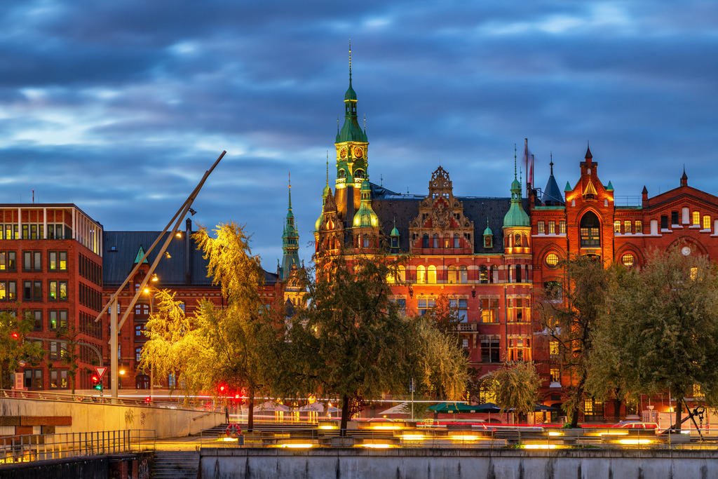10261011 - Speicherstadt und Rathaus | Blick auf die erleuchteten Häuser der Speicherstadt und das Hamburger Rathaus.  Erhältlich als hochwertiges Wandbild auf Leinwand, Acrylglas, Alu-Dibond, Poster oder digital als Download, einfach über "Bestellen" konfigurieren.