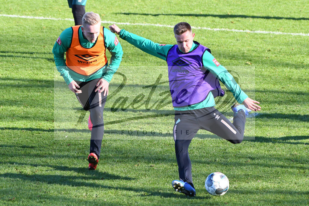 20200205_TRASVW_0077 | Fußball, Herren: Julian Rickmann (SV Werder Bremen II) und Johannes Eggestein (SV Werder Bremen) im Zweikampf waehrend der Trainingseinheit des SV Werder Bremen im Wohninvest Weserstadion am 05.02.2020 in Bremen, Deutschland. - Realisiert mit Pictrs.com