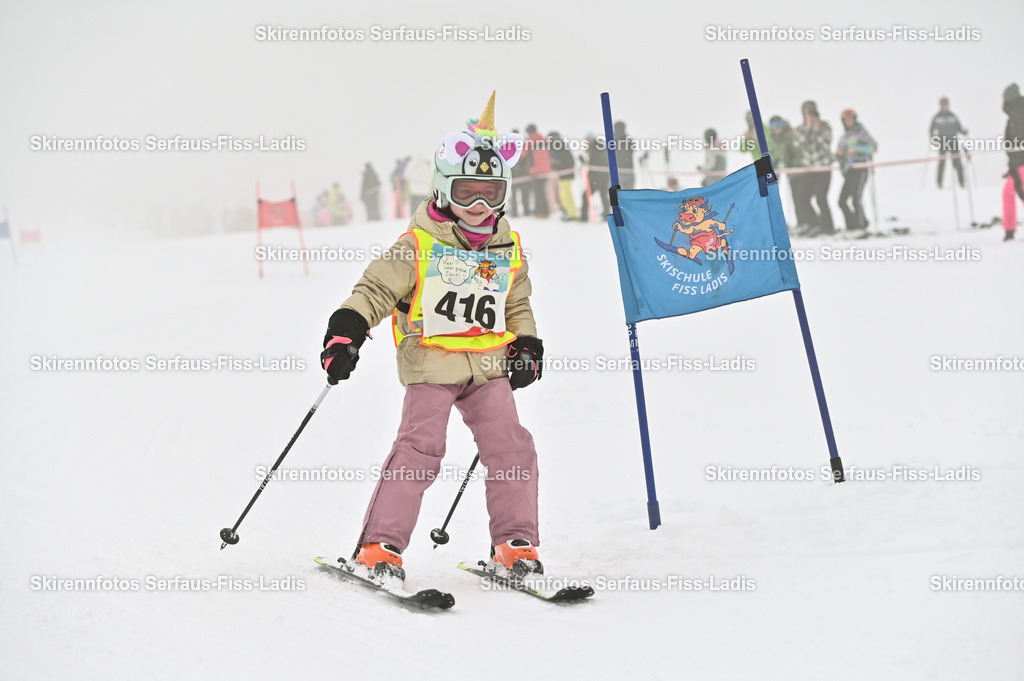 SRF_20.02.2026_0197 | Skirennfotos,Serfaus,Fiss,Ladis,Kinderskirennen,Winter,Tirol,Oberland,skirace,SFL,feelfree,weil wir's genießen,ski,Ski,skifahren,Sonnenplateau, - Realisiert mit Pictrs.com