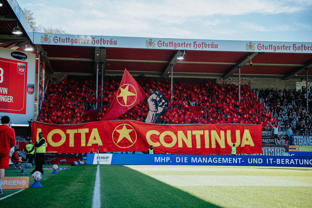 FCSP_YD-09769 | Der offizielle Shop für FC St. Pauli Fotos. Wähle aus Spielszenen & Fanmomenten dein FCSP Wunschformat. Wir liefern Millerntor-Atmosphäre.