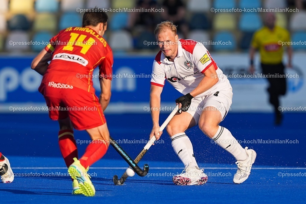 xydrx10082505001 | 10.08.2025, xydrx, Herren EuroHockey Championship 2025, Gruppenphase, Gruppe A, Spanien - Österreich, Sparkassenpark Mönchengladbach: Marc Miralles (ESP #14) im Zweikampf gegen Fueloep Losonic (AUT #4)