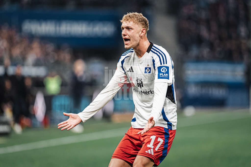 Fußball | Männer | Saison 2024/2025 | 2. Fußball-Bundesliga | 29. Spieltag | Hamburger SV vs. Eintracht Braunschweig | 11.04.2025 | Adam Karabec (#17, HSV) beschwert sich ist sauer
