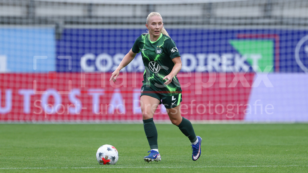 Fussball, UEFA Womens Champions League, VfL Wolfsburg - Inter Mailand | Thea Bjelde (VfL Wolfsburg, 2) am Ball, Freisteller, Einzelbild, Ganzkörper, Aktion, Action, Spielszene