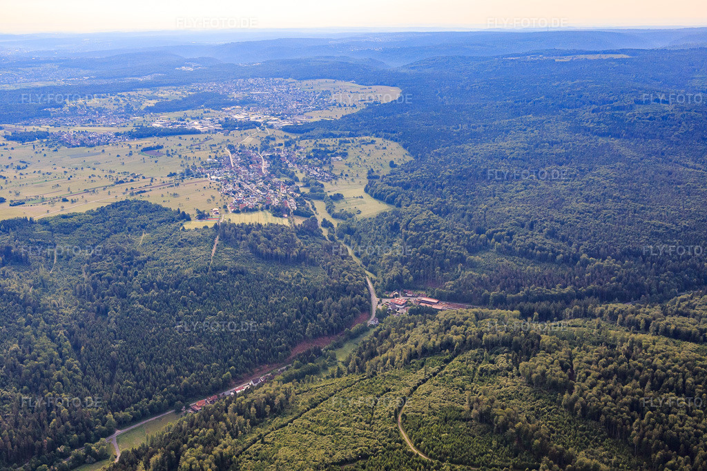 Luftbild: Ortsansicht von Westen im Ortsteil Langenalb in Straubenhardt im Bundesland Baden-Württemberg in Deutschland. Foto: IMG_079729.jpg vom 31.05.2015 durch Werner Riehm/FLY-FOTO.de