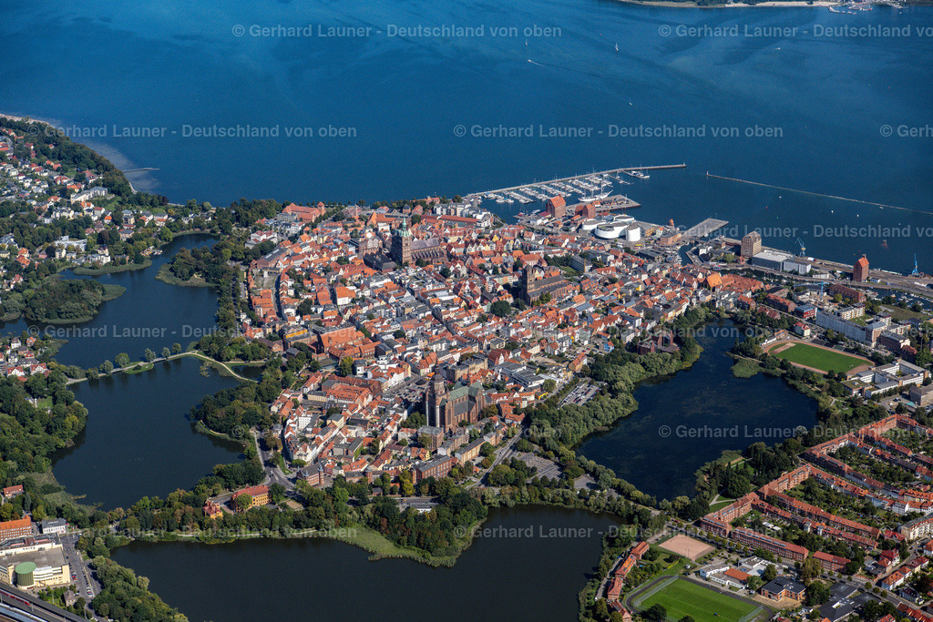 4061625 | STRALSUND 08.09.2021 Altstadtbereich und Innenstadtzentrum in Stralsund im Bundesland Mecklenburg-Vorpommern, Deutschland. Weiterführende Informationen bei: Hansestadt Stralsund,  SWS Stadtwerke Stralsund GmbH,  Stadtmarketings Stralsund e.V.. // Old Town area and city center in Stralsund in the state Mecklenburg - Western Pomerania, Germany. Further information at: Hansestadt Stralsund,  SWS Stadtwerke Stralsund GmbH,  Stadtmarketings Stralsund e.V.. Foto: Gerhard Launer