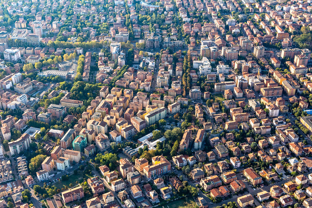 Aerial view: View of the town in Modena in the state Modena, Italy. – Photo: IMG_134876.jpg taken on 09/20/2022 by Werner Riehm/FLY-FOTO.com – Resolution of the original: 5472 x 3648 px