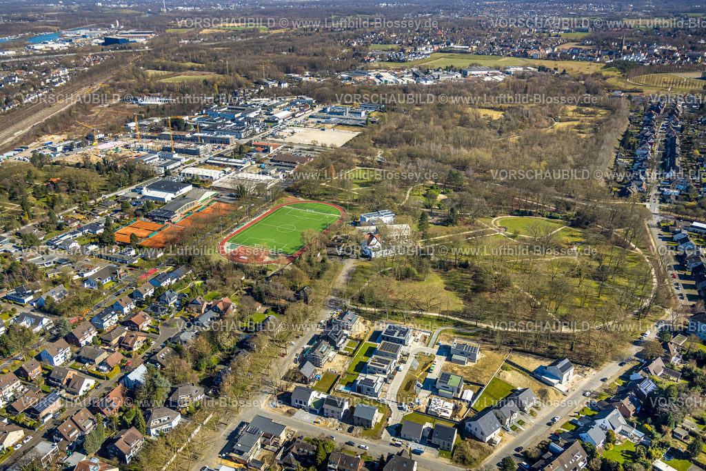 Herne250301930 | Luftbild, SEG Herne Baustelle mit Neubau Schaeferstraße Am Stadtgarten, Stadtgarten mit ParkHotel, Sportplatz Schaeferstraße, hinten Gewerbegebiet Trimbuschhof, Herne-Mitte, Herne, Ruhrgebiet, Nordrhein-Westfalen, Deutschland