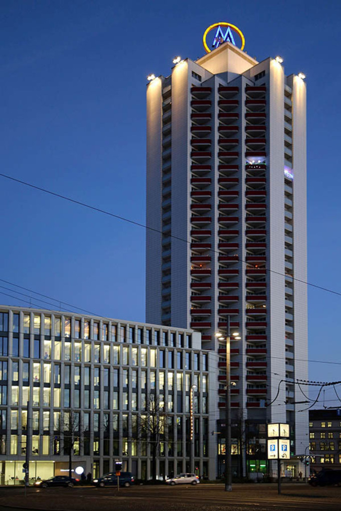 Bildlexikon Leipzig - Wintergartenhochhaus bei Nacht | Das Team hinter BILDLEXIKON LEIPZIG bündelt historische wie aktuelle Informationen über die Stadt Leipzig in Text und Bild auf einer Plattform und stellt diese der interessierten Öffentlichkeit zur Verfügung.