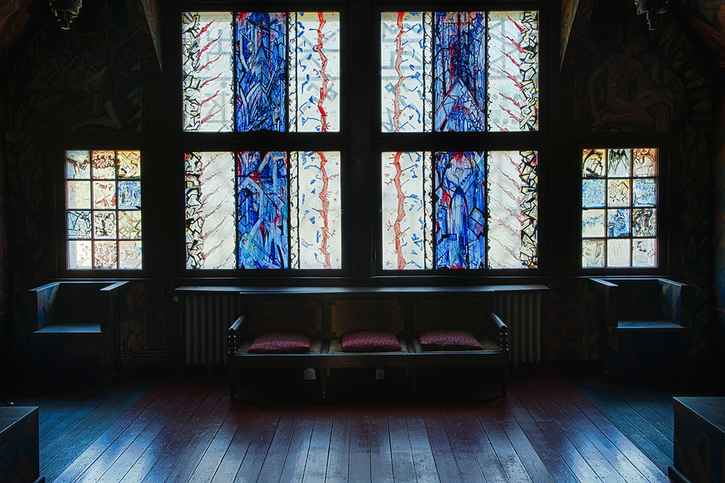 Fensterfront im Erossaal | Die farbige Fensterfront im Erossaal der Kunststätte Bossard. - Realisiert mit Pictrs.com