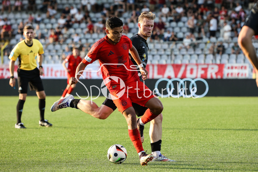 FC Bayern Amateure - SpVgg Ansbach | Im Duell Davide Dell`ERBA (FCB #7) und Niklas SEEFRIED (Ansbach #8) / Zweikampf
