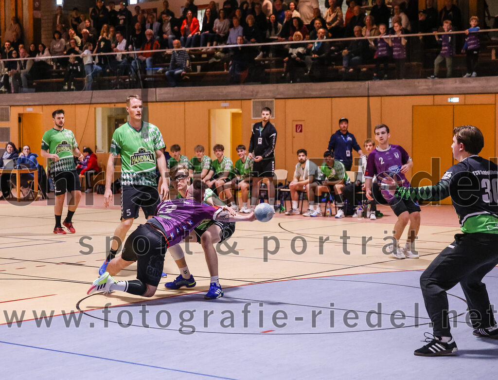 2025-03-15_051_SpVgg_Altenerding_gegen_TSV_Schleissheim | Erding, Deutschland, 15.03.2025:Handball, Bezirksoberliga Männer 2024 / 2025, 18. Spieltag, SpVgg Altenerding gegen TSV Schleißheim, Endergebnis: 32:27Quirin Kratzer (TSV Schleissheim, #5), Konstantin Huber (TSV Schleissheim, #78), Sebastian Forster (SpVgg Altenerding, #13), Torwart David Zillner (TSV Schleissheim, #30)Foto: Christian Riedel / fotografie-riedel.net