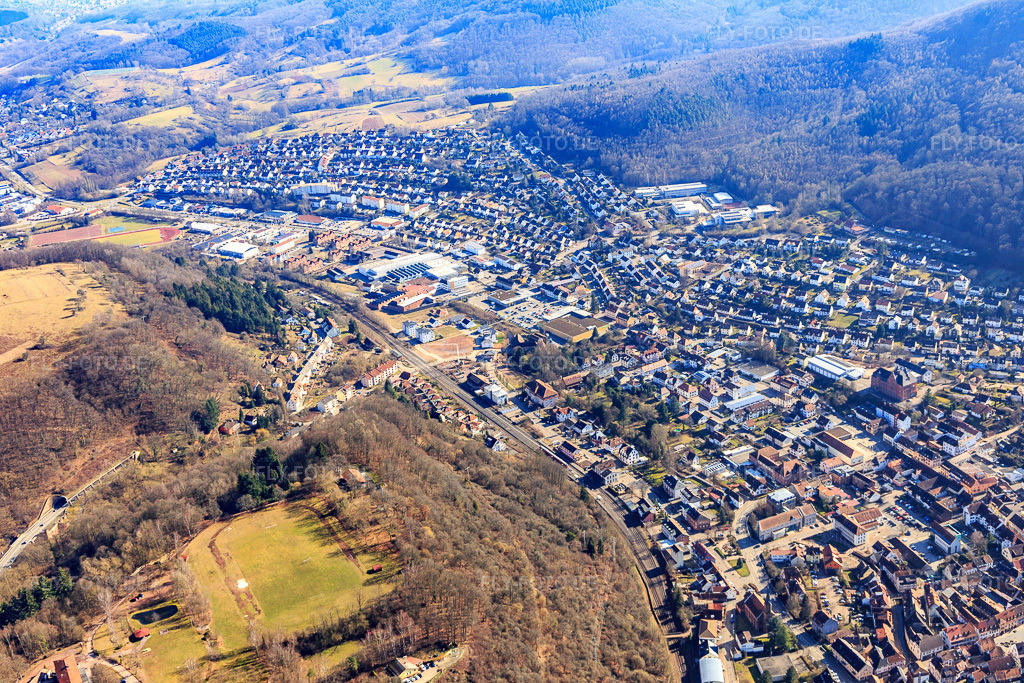 Luftbild: Ortsansicht aus Nordwesten in Annweiler am Trifels im Bundesland Rheinland-Pfalz in Deutschland. Foto: IMG_097005.jpg vom 25.02.2017 durch Werner Riehm/FLY-FOTO.de