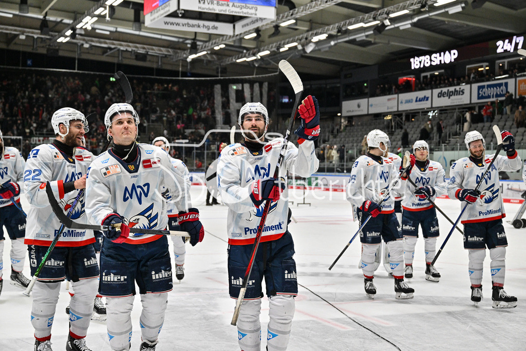 Augsburger Panther - Adler Mannheim | Die Mannheimer Adler bedanken sichb ei den mitgereisten Fans nach dem Sieg in Augsburg / DEL: Augsburger Panther - Adler Mannheim, Curt Frenzel Stadion am 26.12.2024