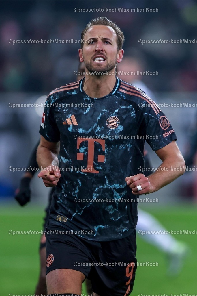 BMG11012501088 | 11.01.2025, Fußball, Borussia Mönchengladbach - FC Bayern München, 1. Fußball Bundesliga, Borussia-Park, Saison 2024 2025: Torjubel nach dem 1:0 durch Elfmeter von Torschütze Harry Kane (Bayern #9)DFB regulations prohibit any use of photographs as image sequences and or quasi-video.