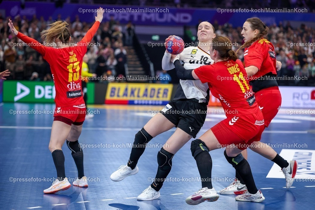 IHF04122501076 | 04.12.2025, Handball WM Frauen, Hauptrunde, Deutschland - Montenegro, 27th IHF Women's Handball World Championship, Westfalenhalle Dortmund: Nieke Kuhne (GER #19) wird con Ivana Godec (Montenegro #11) festgemacht 