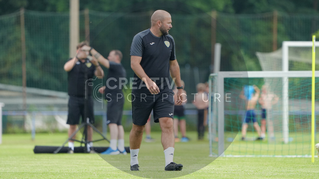 Fußball, Herren, Saison 2025/2026, Regionalliga Nordost, Trainingsauftakt des FSV 63 Luckenwalde am 18.06.2025 im Werner-Seelenbinder-Stadion, | Fußball, Herren, Saison 2025/2026, Regionalliga Nordost, Trainingsauftakt des FSV 63 Luckenwalde am 18.06.2025 im Werner-Seelenbinder-Stadion, Im Bild: Cheftrainer Michael Braune. - Realisiert mit Pictrs.com