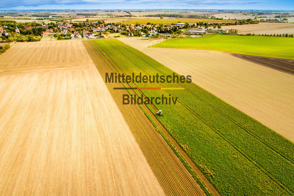 Landwirtschaft_Feld_Niederndodeleben_Traktor_Maschine-0559 | Die schönsten Luftbilder von Sachen-Anhalt & Mitteldeutschland als Bilddatenbank zur kommerziellen Nutzung. Nutzen Sie unsere Erfahrung seit 2005 in der Luftbildfotografie. - Realisiert mit Pictrs.com