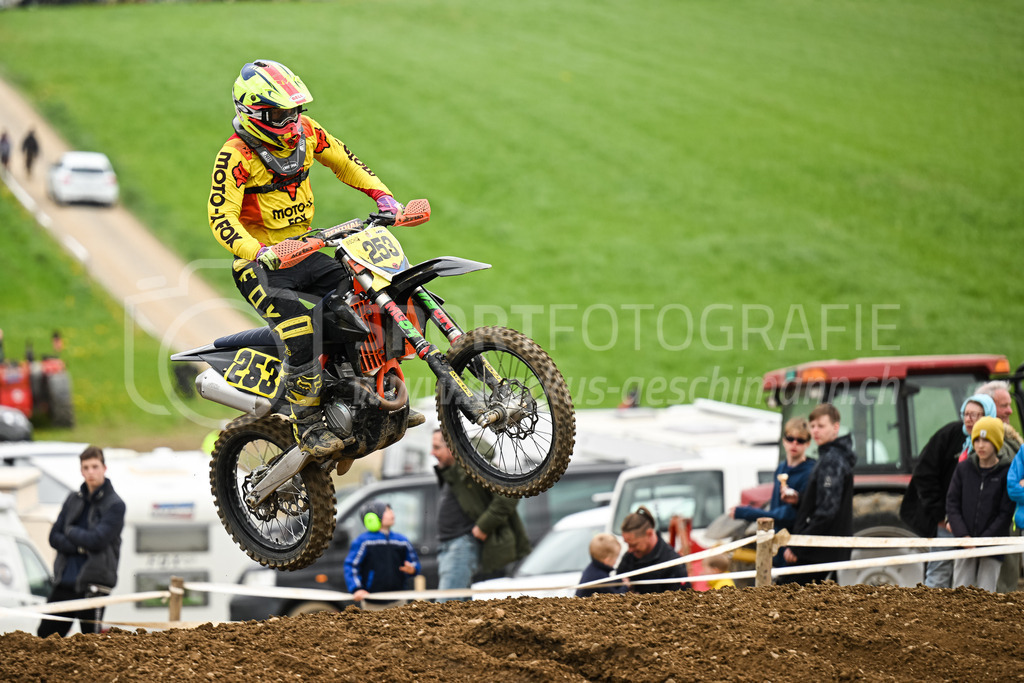 Motocross Schlatt bei Winterthur - 30. April 2023 | #253 Bischof Lukas aus Unterlunkhofen (CH) auf Husqvarna in der Kategorie Senioren am Motocross Schlatt bei Winterthur, 30. April 2023. 
Instagram: @mx_schlatt | @mc_wila | @sam_schweiz
Bild: Sportfotografie Markus Aeschimann | www.markus-aeschimann.ch - Realisiert mit Pictrs.com