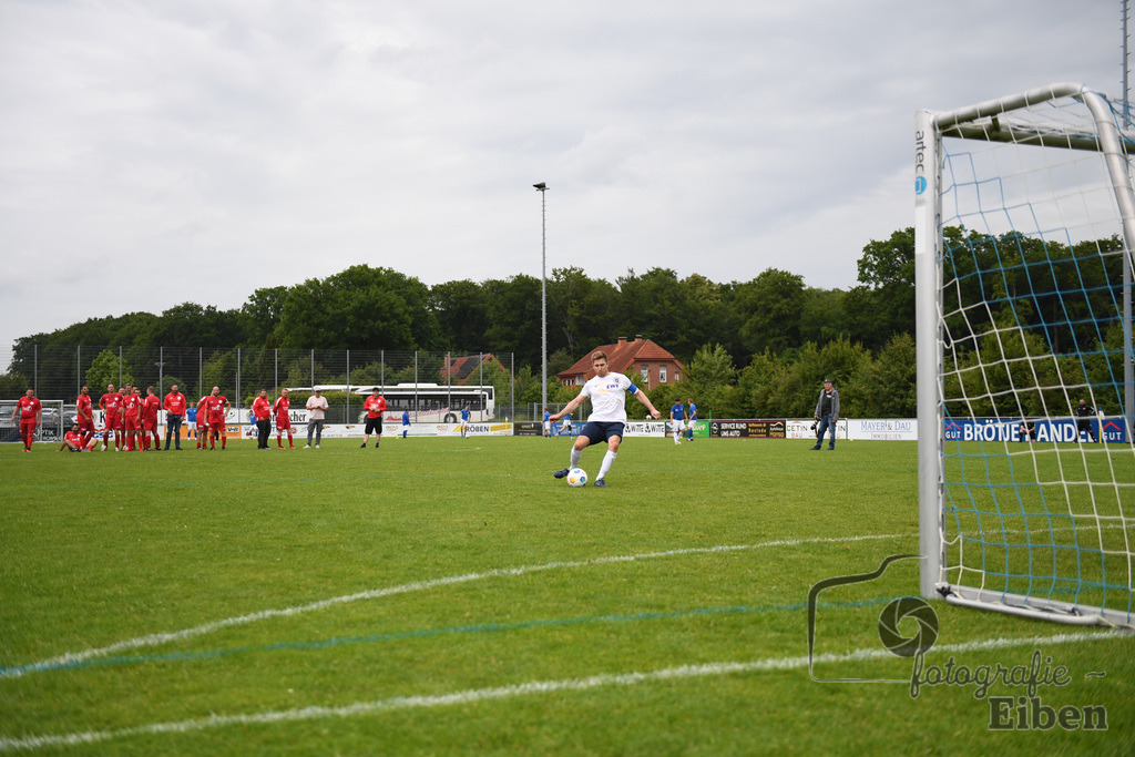 SV Brake Ü40-BW Bümmerstede (Ü40) | Kreispokal Finale Jade-Weser-Hunte Ü40; SV Brake Ü40 (rot)-BW Bümmerstede Ü40 (weiß) am 15.06.2025 in Rastede (Sportanlage Köttersweg), Photo: Philip Eiben 2025 - Realisiert mit Pictrs.com