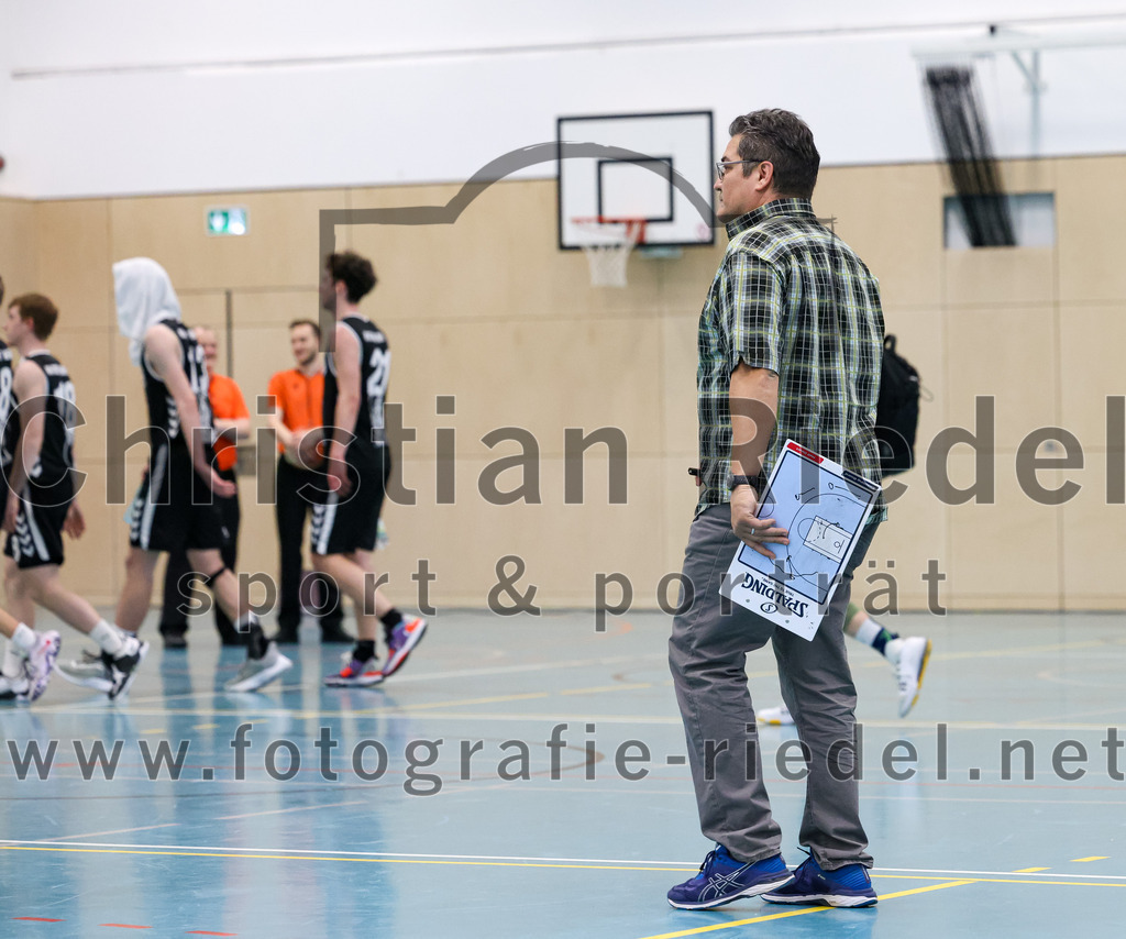 2023-03-26_094_TSV_Vaterstetten_gegen_Wacker_Knights_Burghausen | Vaterstetten, Deutschland, 26.03.2023:
Basketball, Bayernliga Herren Südost 2022 / 2023, 17. Spieltag, TSV Vaterstetten gegen Wacker Knights Burghausen, Endergebnis: 

Trainer Daniel Paz (TSV Vaterstetten)

Foto: Christian Riedel / fotografie-riedel.net